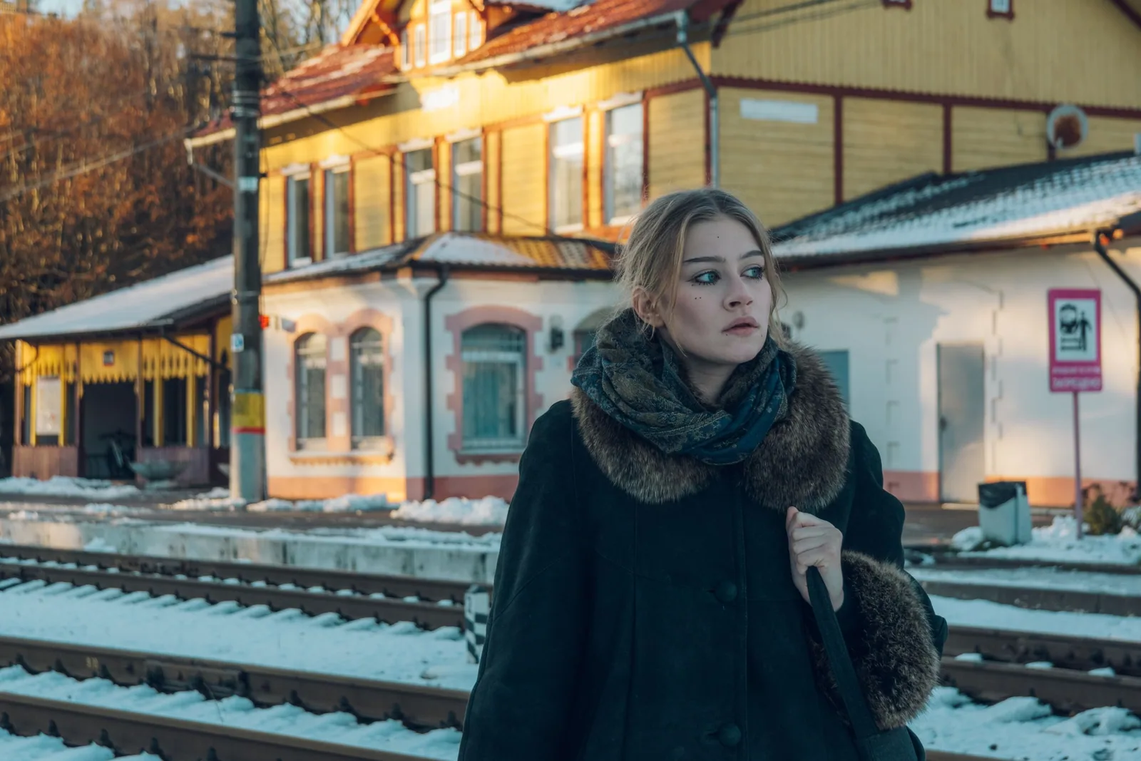 Тёмные месяцы здесь начинаются рано, и город довольно быстро учится светить сам. Фото: Настя Шафранова