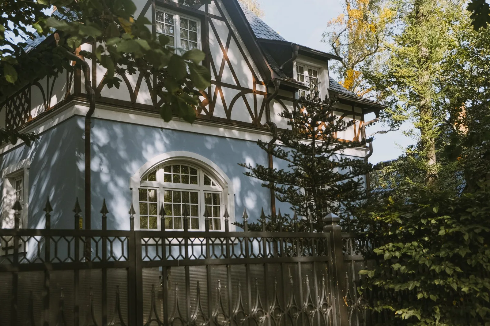 Вилла за кованой оградой: чтобы её прочитать, начните с забора. Фото: Настя Шафранова