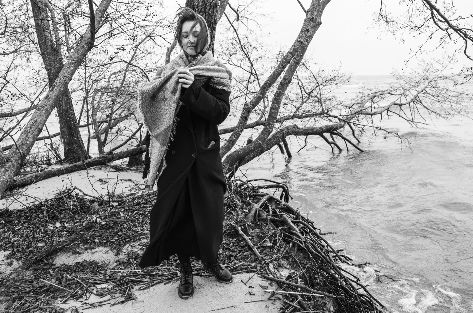 Ветер и сырость у воды в серый день: платок держишь двумя руками, и через пять минут остаётся только море. Фото: Настя Шафранова