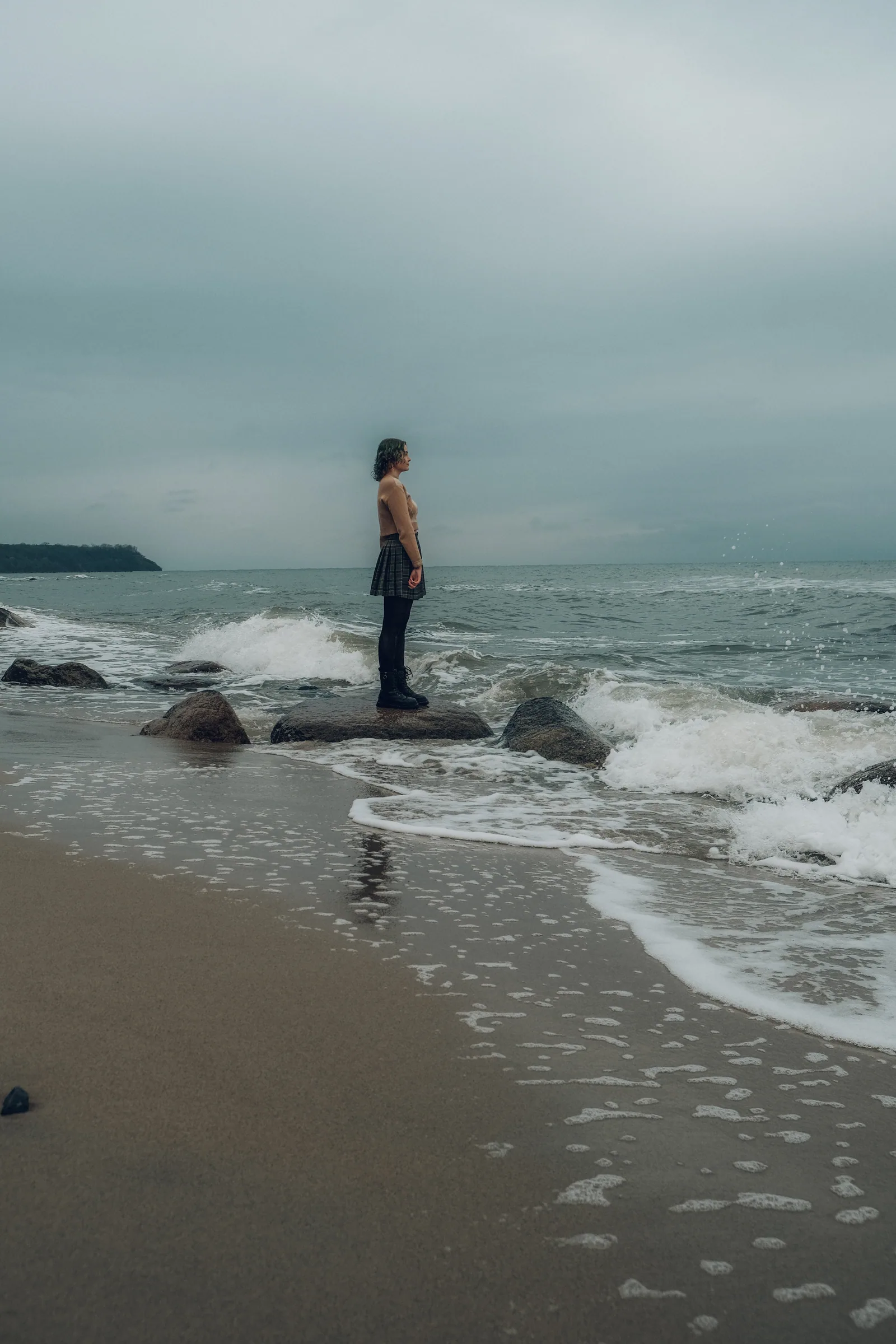 Женщина стоит на камне у самой воды, волны идут белыми гребнями, небо низкое: этот цвет и это движение потом ложатся на бумагу. Фото: Настя Шафранова