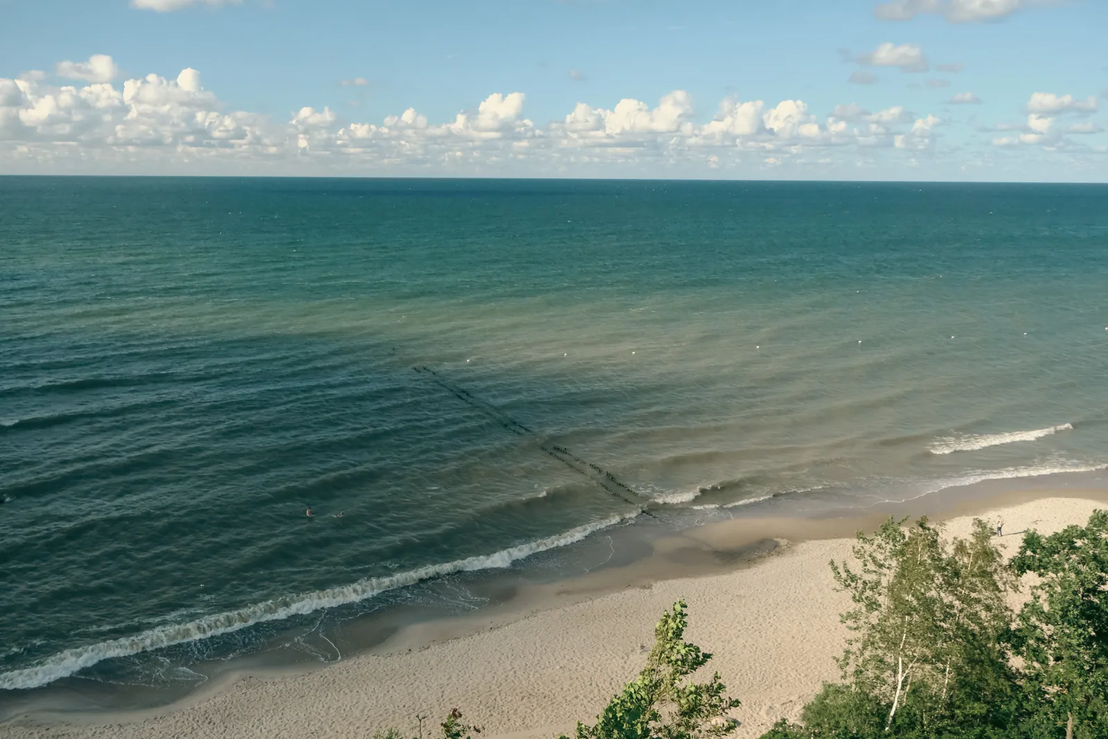 С высоты видно, какой ширины пляж оставило море в этом году. Фото: Настя Шафранова