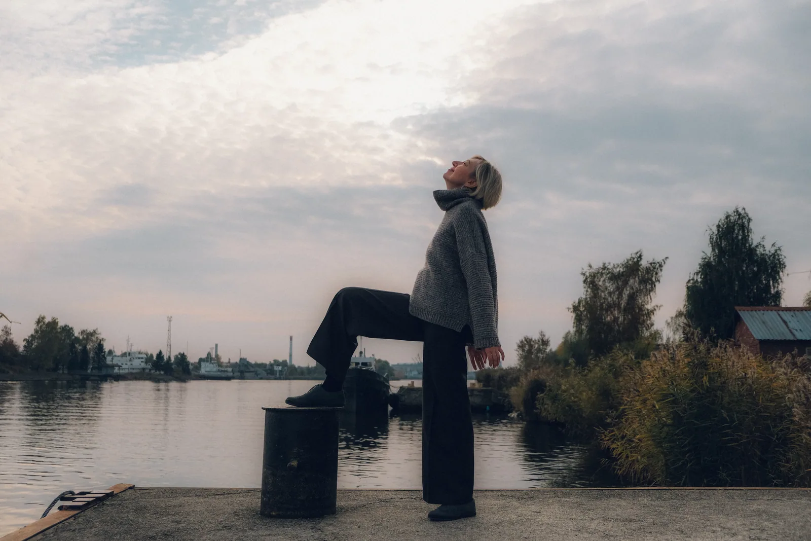 Серое утро у воды: ориентир на том берегу ещё виден только очертанием. Фото: Настя Шафранова