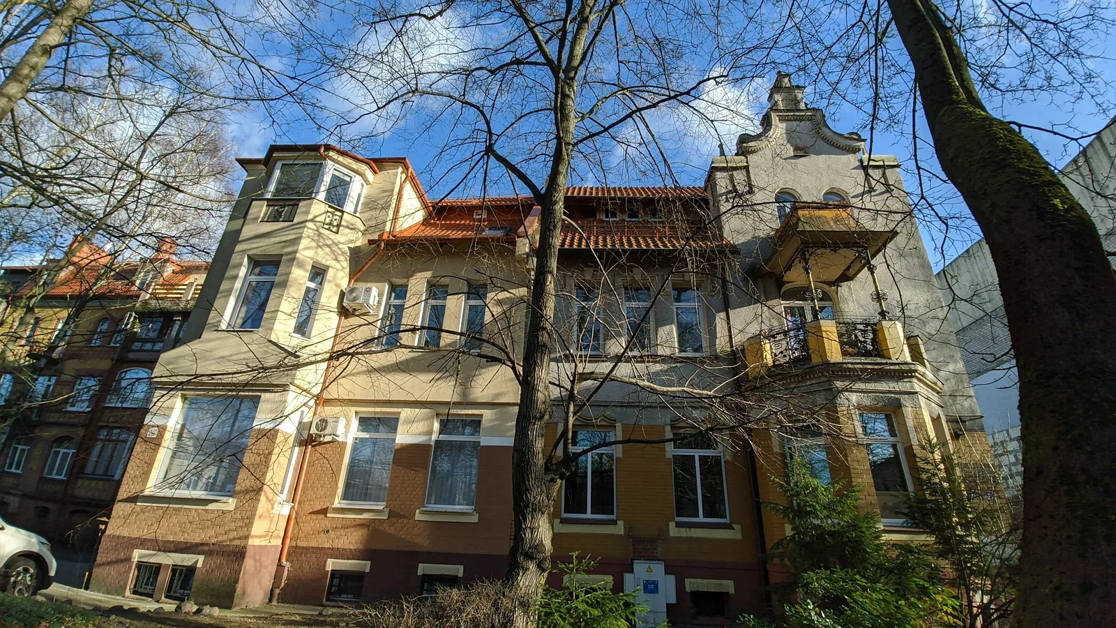 Тихая улица старых вилл: здесь на час хватает одного квартала, дальше внимание кончается. Фото: Настя Шафранова