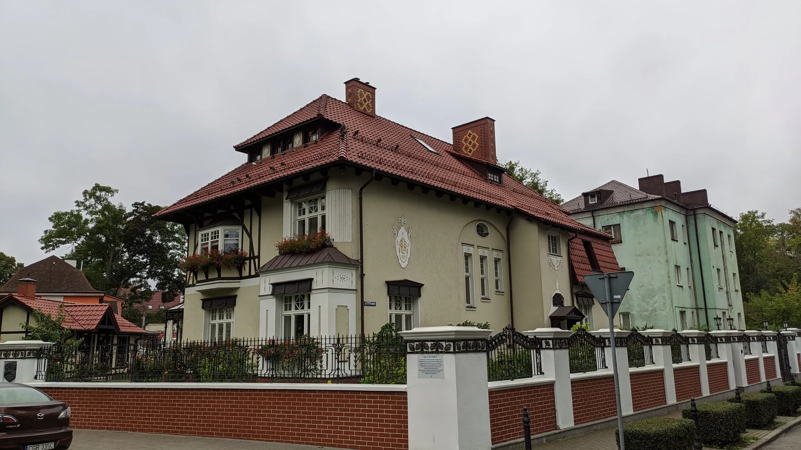 Вилла в старом квартале: такие дома переделывали изнутри чаще, чем снаружи, и следы этого выходят на фасад. Фото: Настя Шафранова
