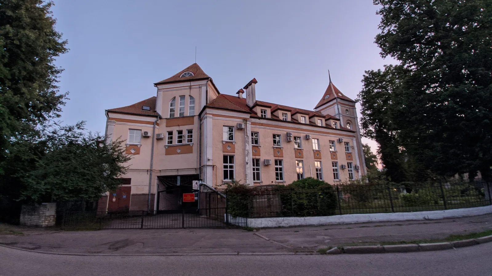 Вилла с башенками на углу улицы в Амалиенау, небо уже сиреневое, а фонари ещё не зажглись: до синего часа остаются минуты. Фото: Настя Шафранова