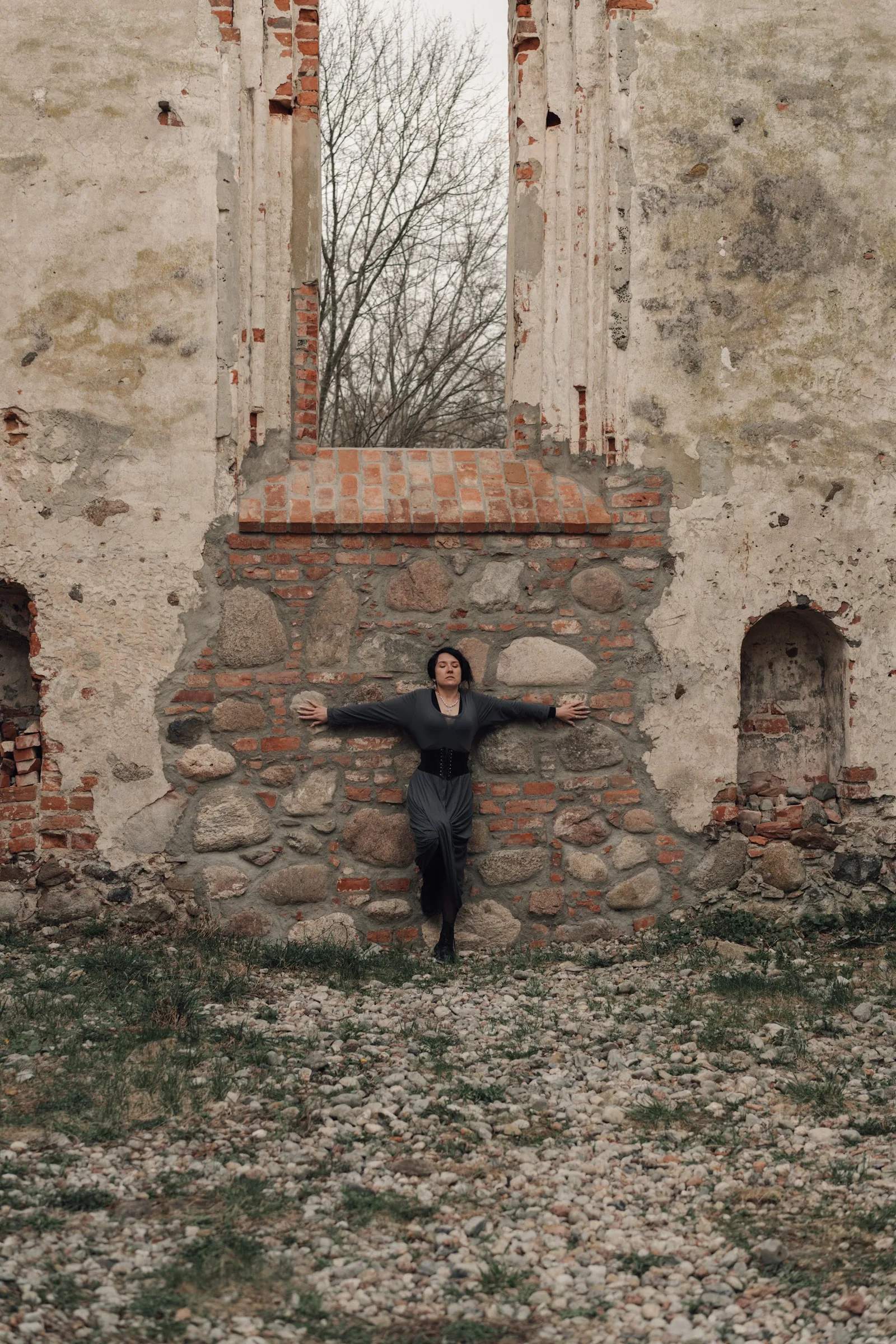 Кирпичная стена руины с проёмом: трава внутри, небо вместо крыши. Фото: Настя Шафранова
