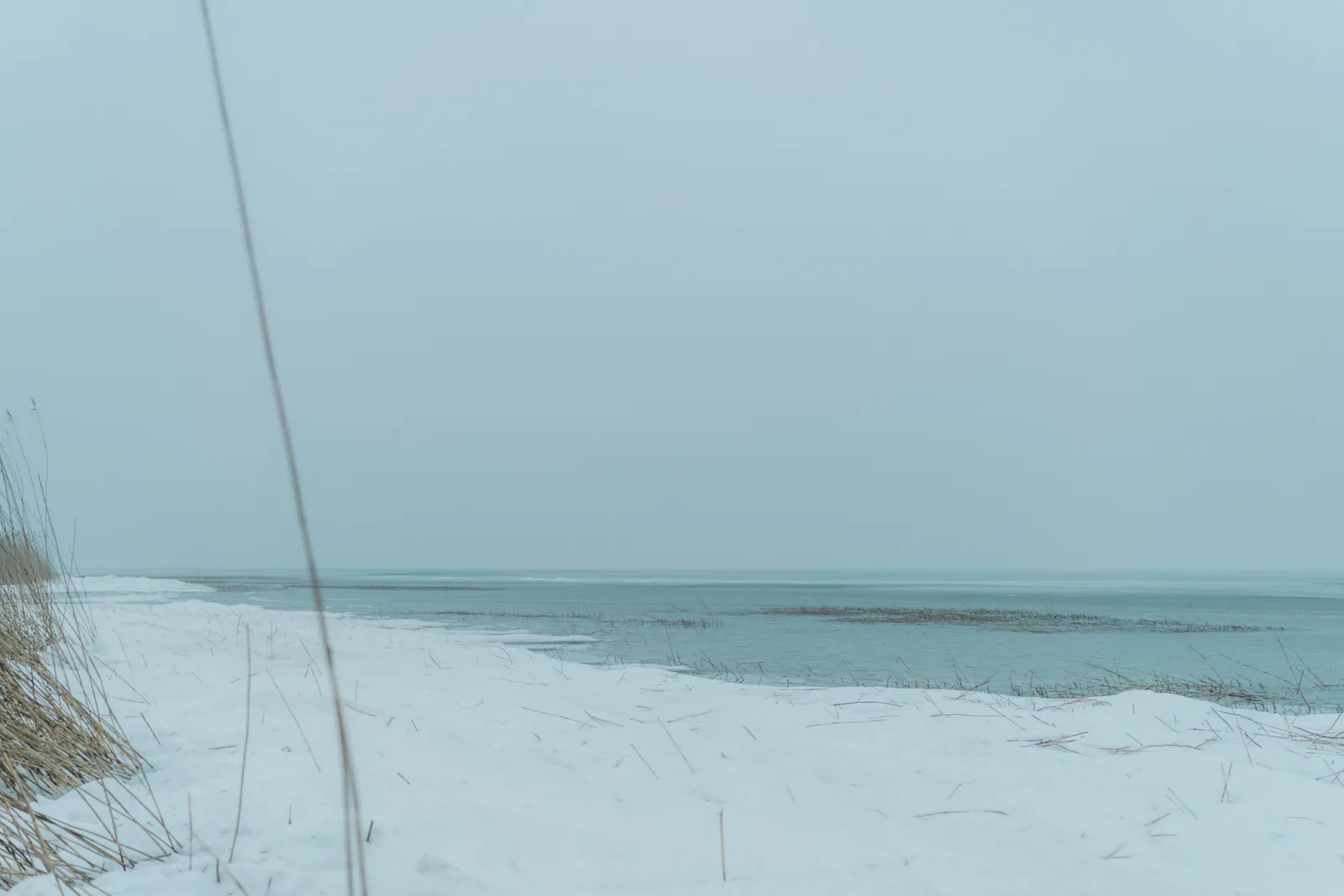 Снег на песке и спокойная вода: такой день у моря и нужен для первого раза. Фото: Настя Шафранова