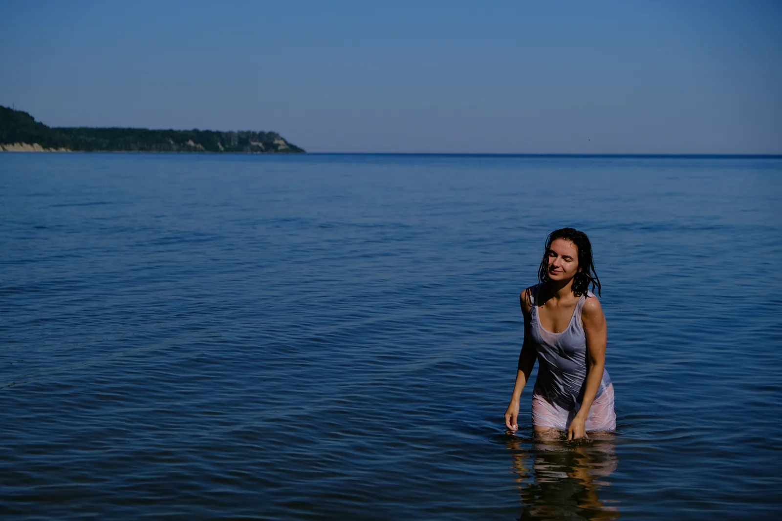 У воды каждая седьмая или девятая волна крупнее — это слышно, если не мешать. Фото: Настя Шафранова