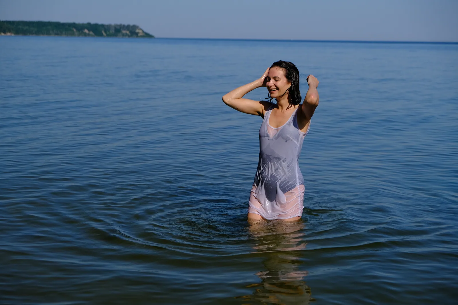 Вода бывает такой ровной и прозрачной, что видно дно, — и это не отменяет её температуры. Фото: Настя Шафранова
