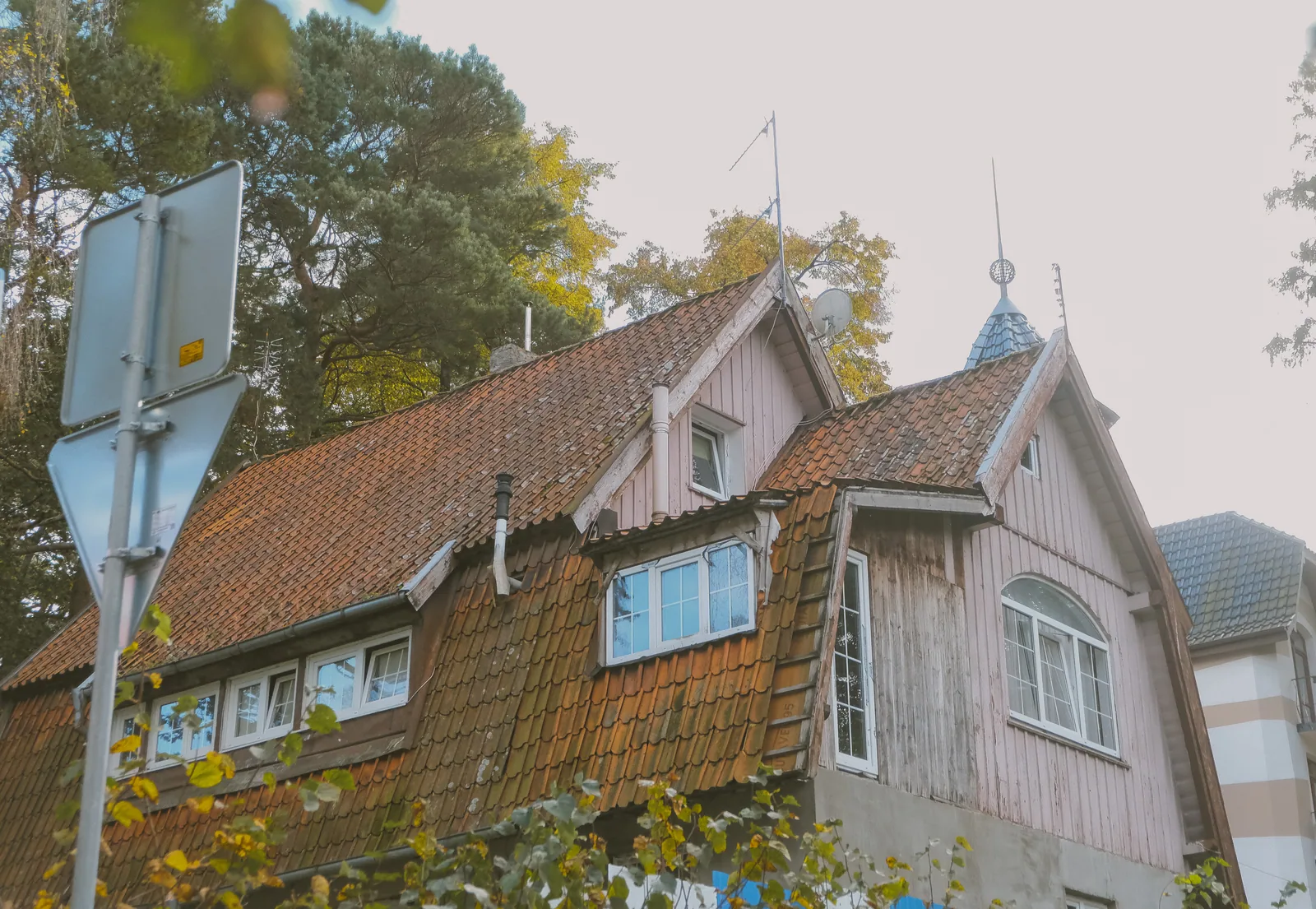 Дом, который чинили много раз, читается как текст с несколькими почерками. Ровно то же самое происходит с вещью. Фото: Настя Шафранова