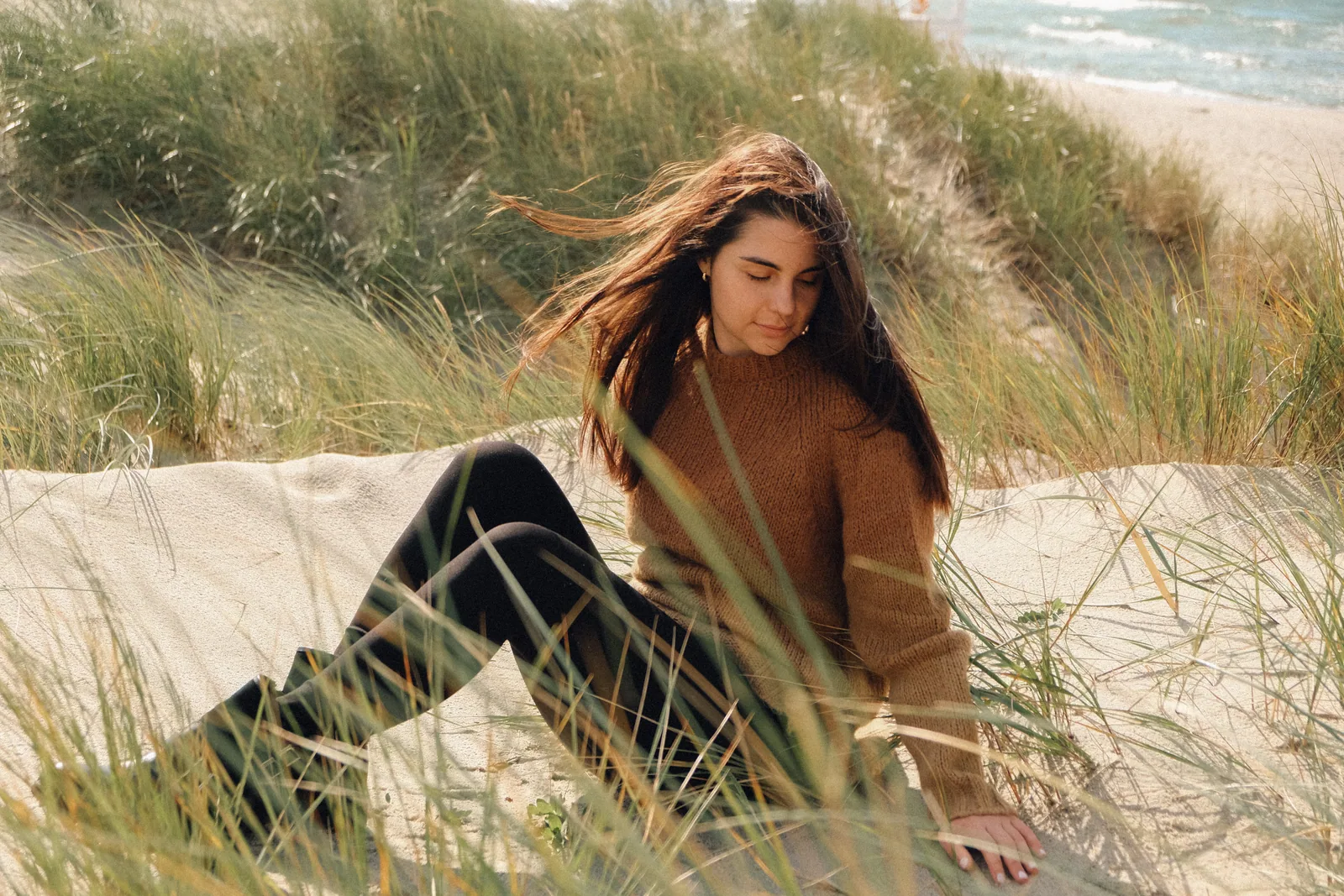 В дюнной траве ветра почти нет, и в ней можно сидеть столько, сколько нужно кадру. Фото: Настя Шафранова