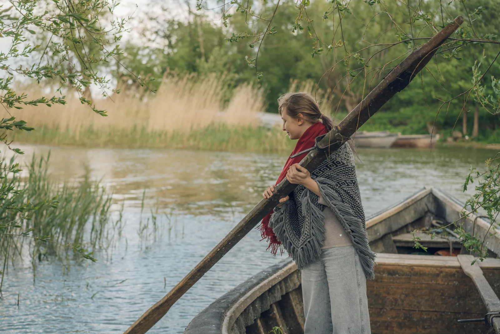 Лодка у тростника на заливе: здесь на воду выходят поколениями, и утро у воды начинается раньше, чем в городе. Фото: Настя Шафранова
