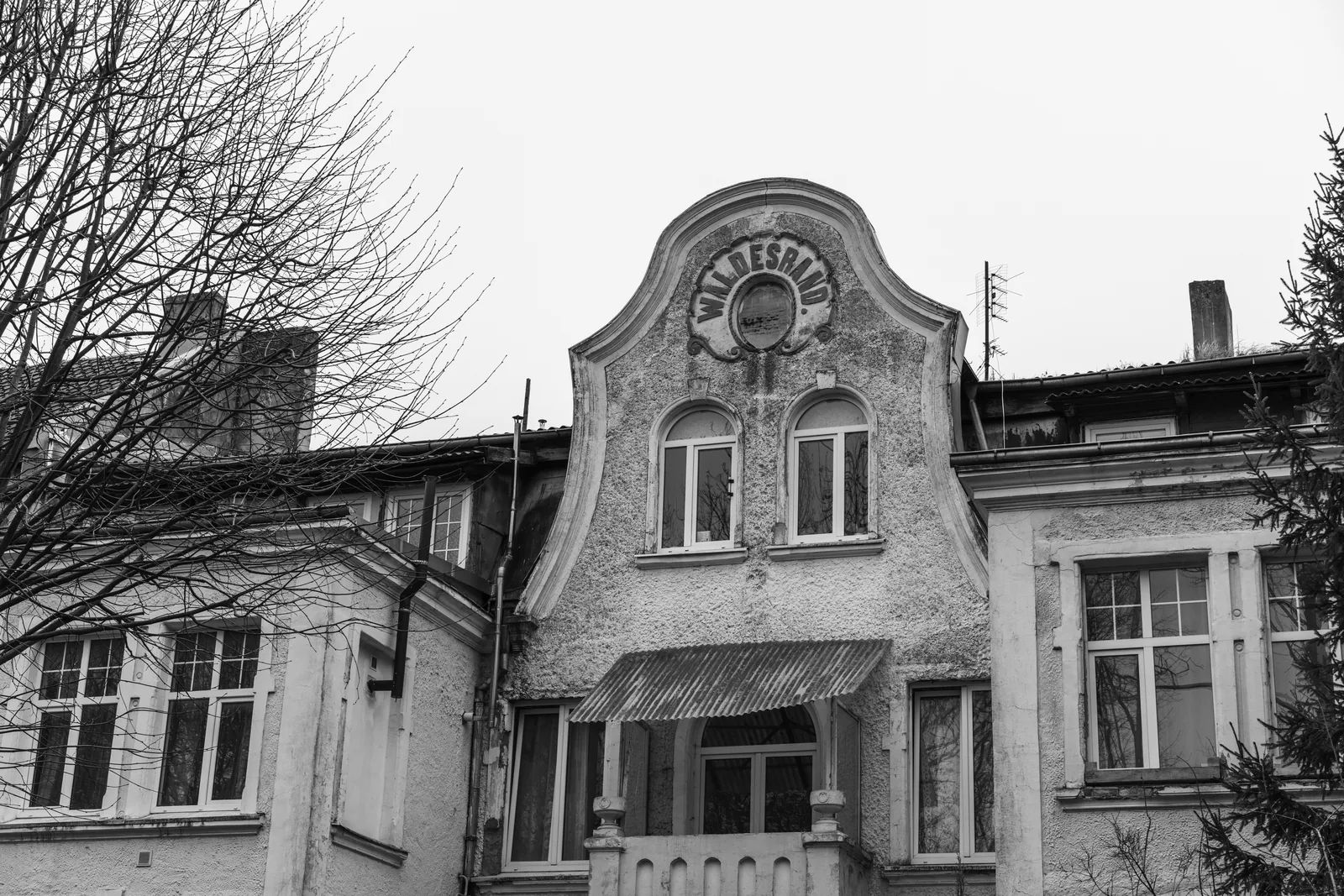Старение здесь видно на каждом втором фасаде — вопрос только в том, смотреть на него как на беду или как на материал