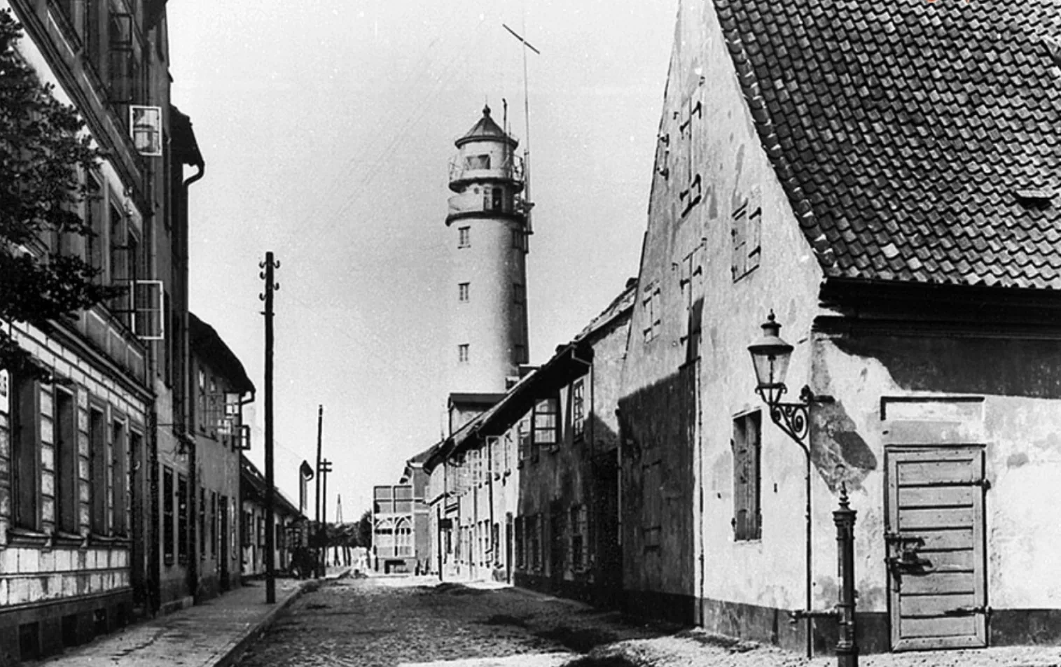 Пиллау на архивном снимке: маяк над крышами старой улицы. Город у пролива всегда жил водой и кораблями. Автор неизвестен, архивный снимок